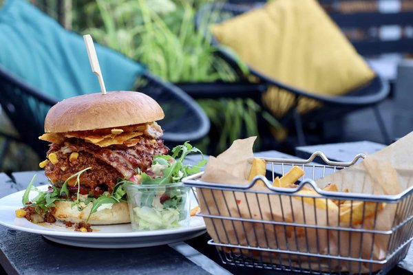 Quelles astuces pour préparer des frites maison croustillantes sans friteuse?